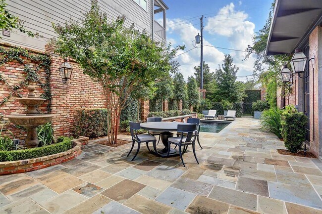 Building Photo - 808 Coronado St