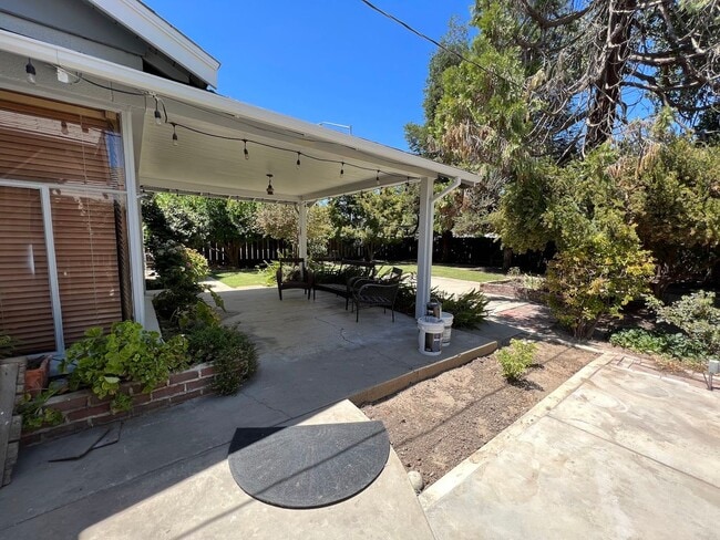 Building Photo - Charming home