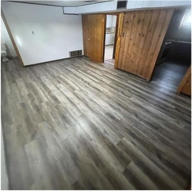 Building Photo - 4 Bed 2 Bath Split Level Home