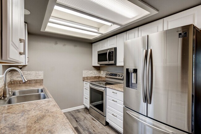 Building Photo - Welcome to this 3 Bed 2 Bath Home Close To...