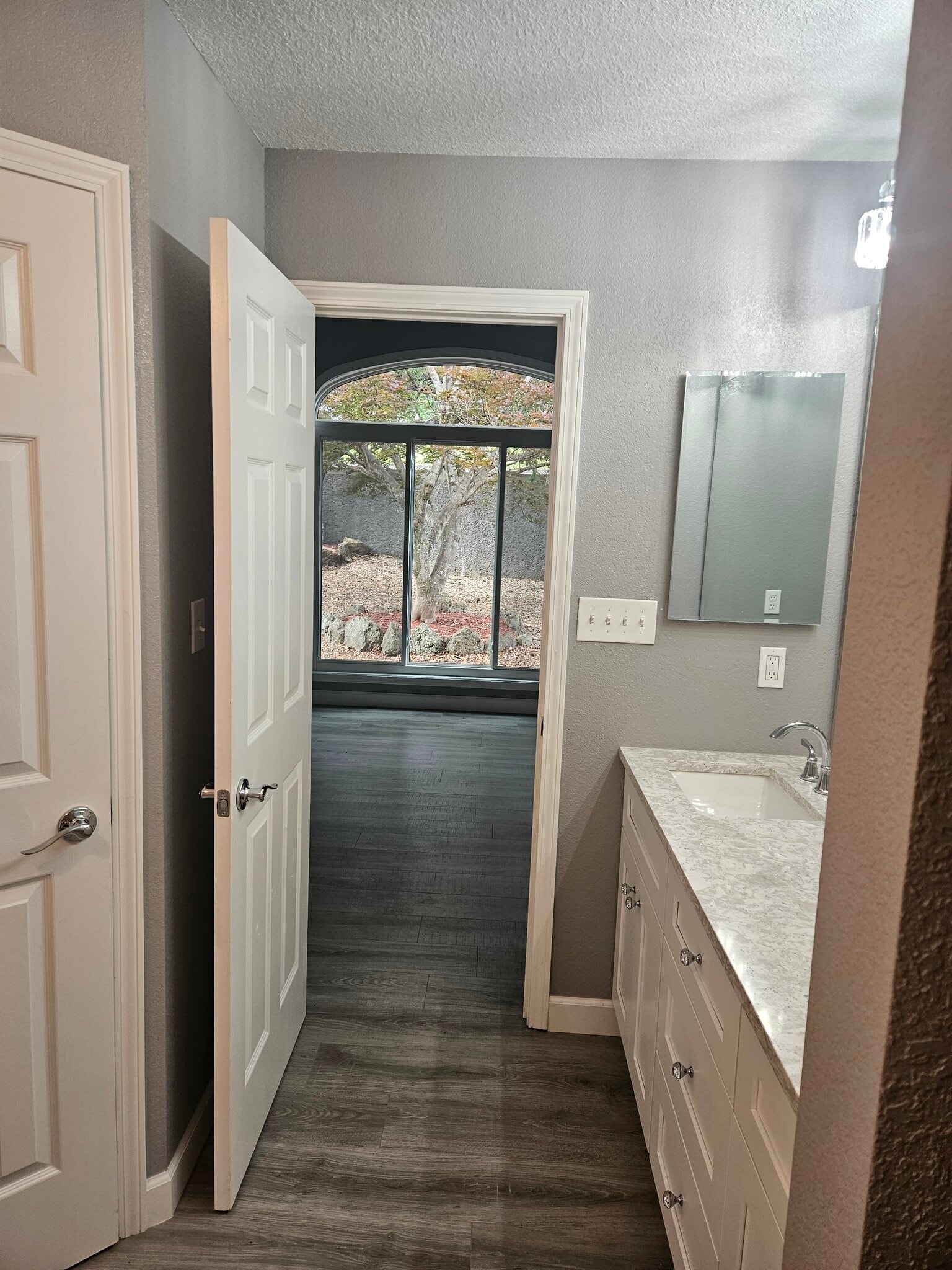 Building Photo - 648 Racquet Club Dr