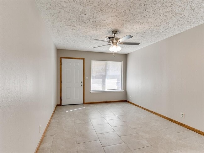 Building Photo - 214 Thompson Dr