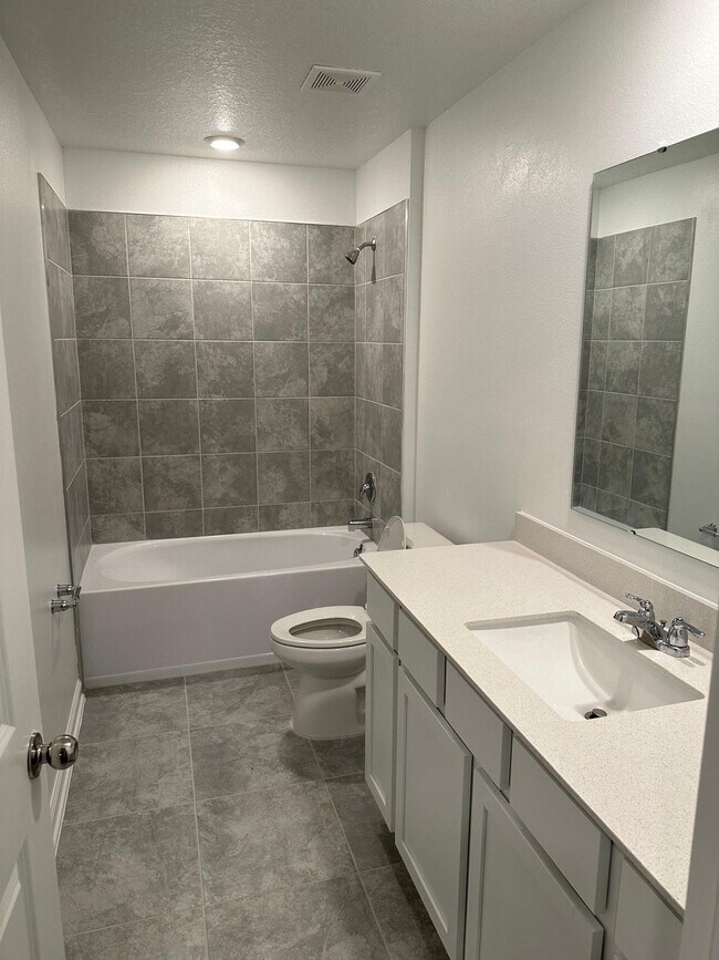 Building Photo - 4 Bed / 2.5 Bath Home – Available Septembe...