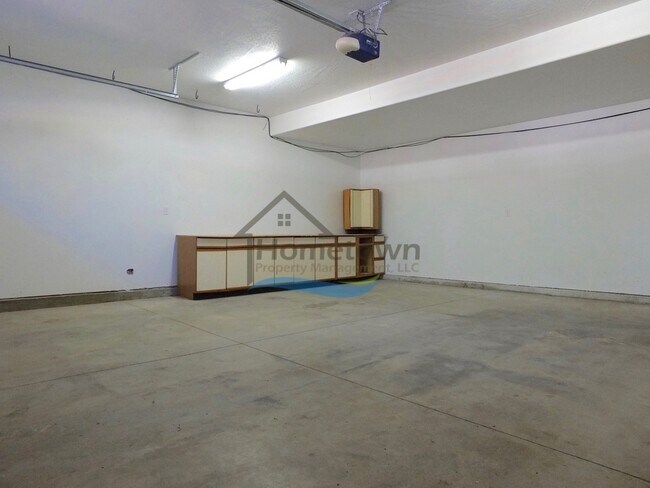 Building Photo - 908 E Davis Ave