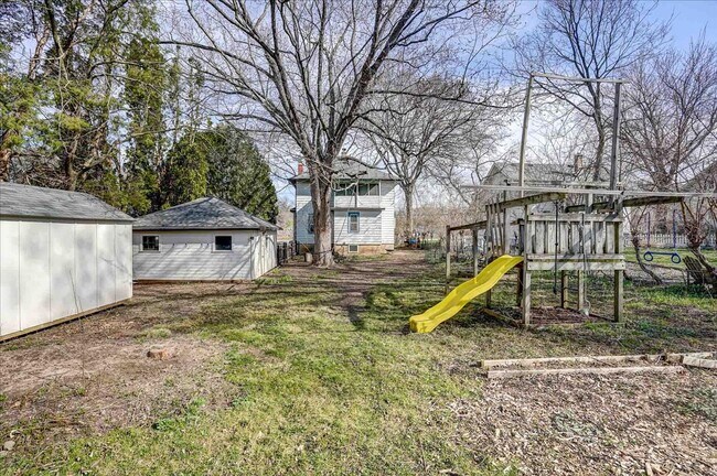 Building Photo - 513 Troy Dr