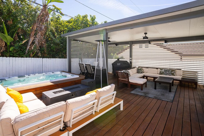 Building Photo - 640 E Valencia Ave