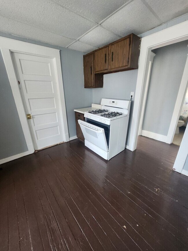 Building Photo - Upper 2 bedroom apartment