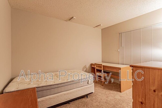 Building Photo - 220 Elm St