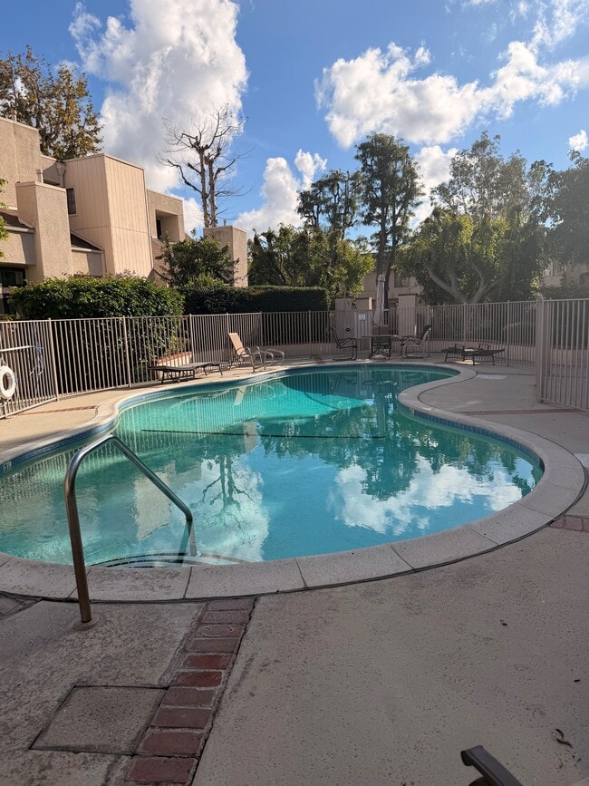 Building Photo - 15221 W Magnolia Blvd