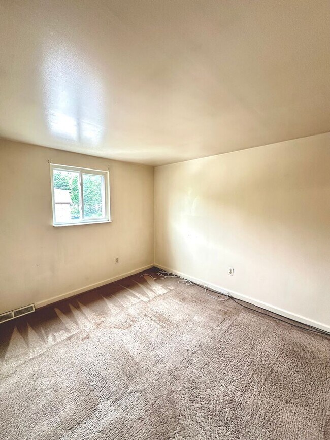 Building Photo - Well-Maintained 2 Bed, 1 Bath Townhome in Munhall - Central AC & Heat, Integral Garage - Availabl...