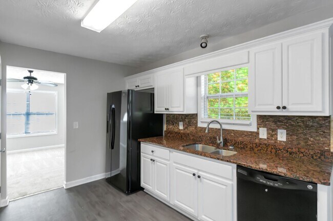 Building Photo - Spacious 4-Bedroom Split Foyer with 3 Bath...