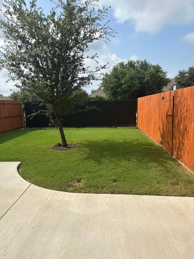 Building Photo - 3/2.5 Townhome in Burleson