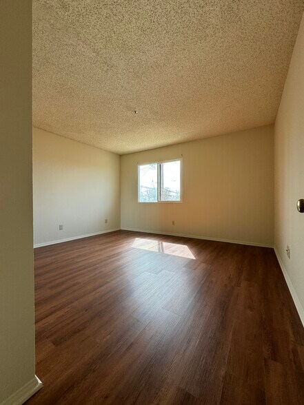 Building Photo - 918 W San Marino Ave