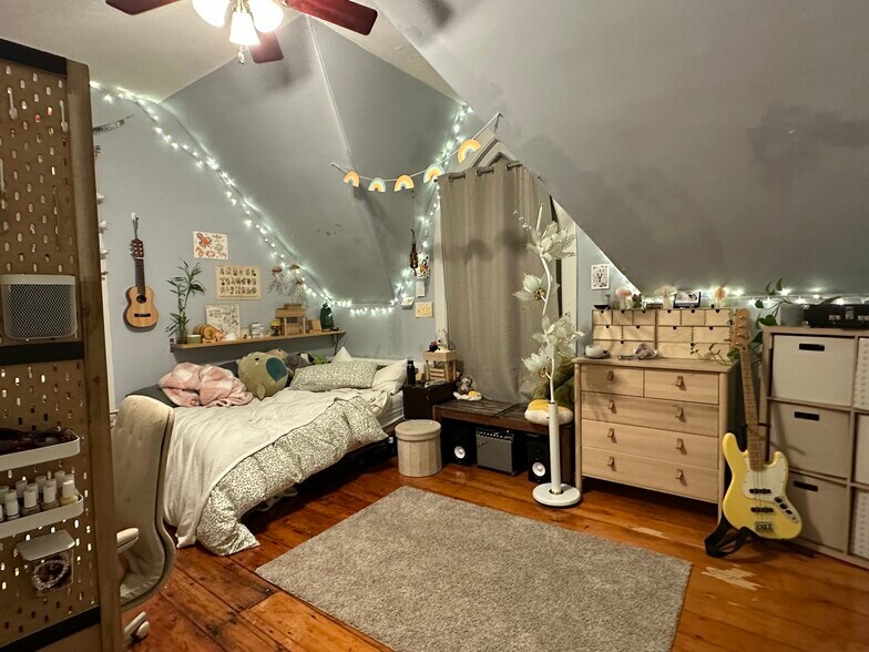 Building Photo - 139 Hillside St