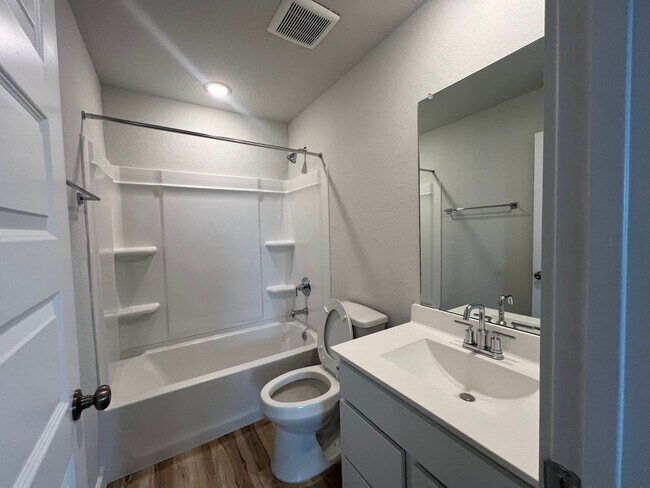Building Photo - Charming 3/2.5 2 Story Home in Hiddenbrook