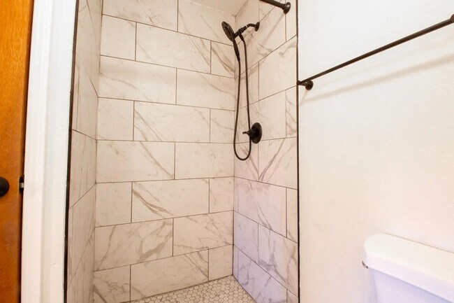 Building Photo - 4 Bedroom 3 Bathroom 2 Car Garage