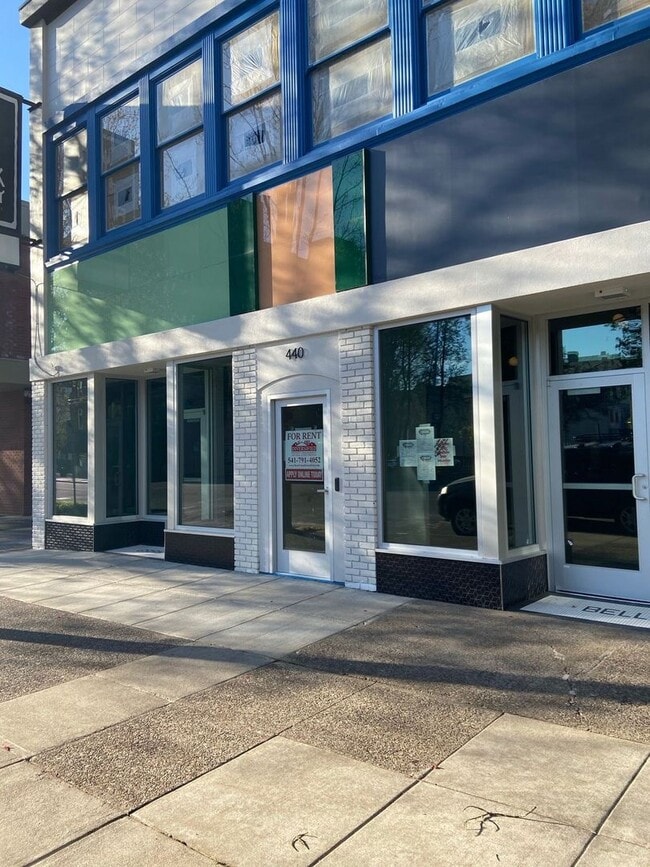 Building Photo - Recently Renovated Studio in Downtown Salem