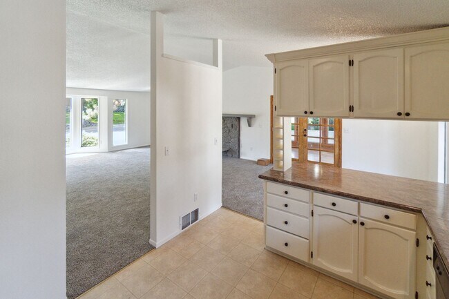 Building Photo - Beautiful Single Family Home Located In In...