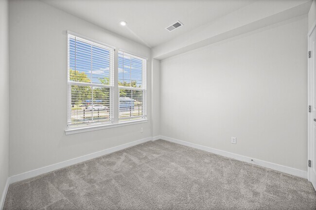Building Photo - 2833 Statesville Ave