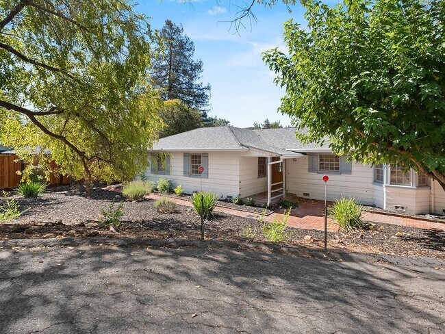 Building Photo - Spacious Single Family Home