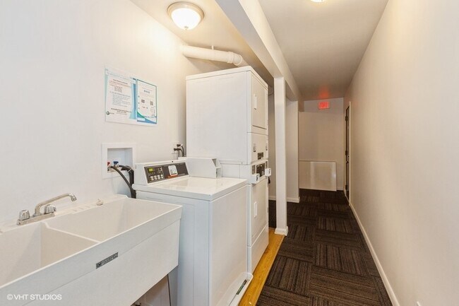 Building Photo - 2242 Country Club Dr