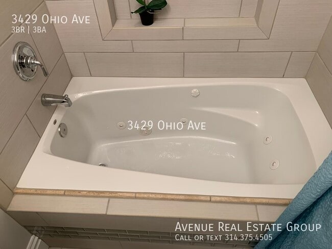 Building Photo - Beautifully Renovated Townhouse