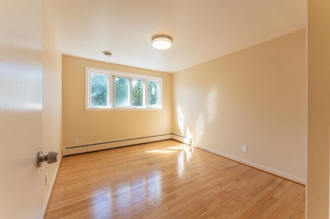 Building Photo - 2616 Douglas Dr