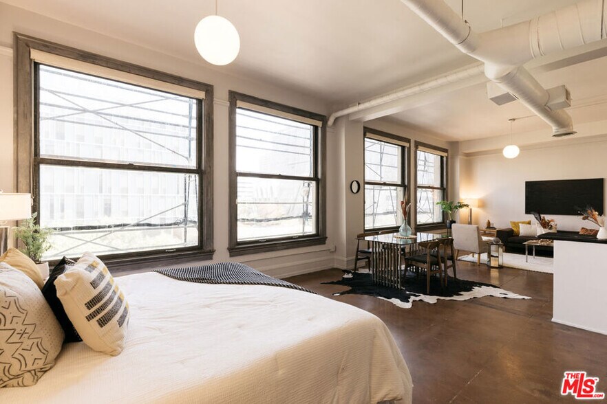 Building Photo - 108 W 2nd St