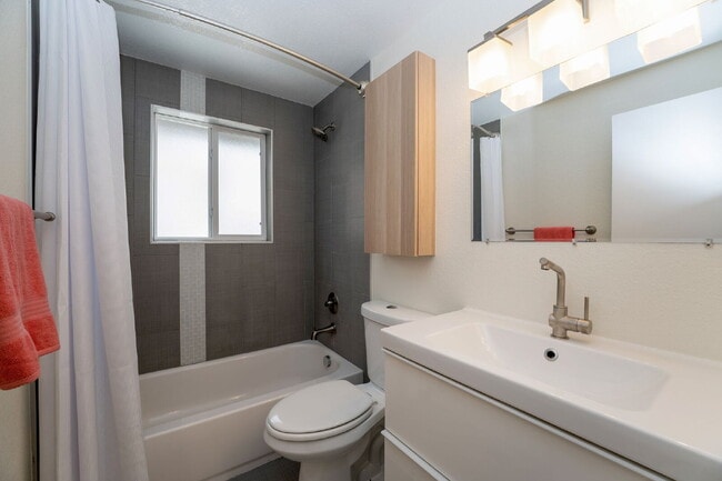 Building Photo - Beautiful 2-Bedroom Duplex with Granite Countertops & Hardwood Floors in the Heart of Denver!