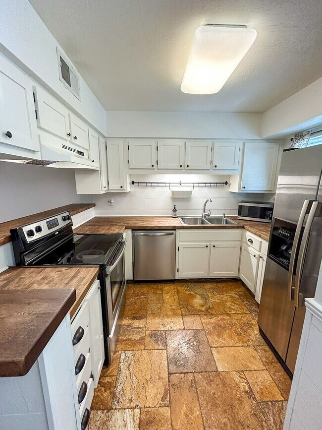 Building Photo - Pickwick Park #805 - Pet Friendly!
