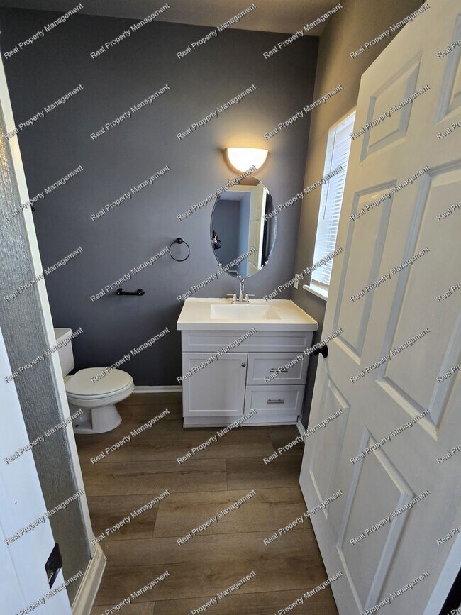 Building Photo - Updated 2 Bedroom Townhome