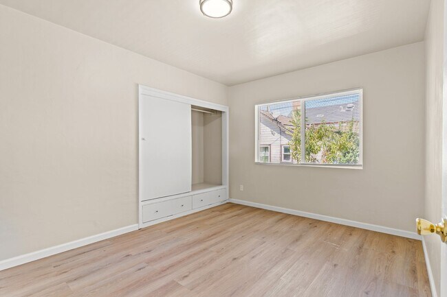 Building Photo - Fully Remodeled Oakland 2 Bed w/ Off-Street Parking & Beautiful Cabinets