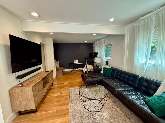 Building Photo - 4 Bedroom/ 3 Bathroom in Dublin!!