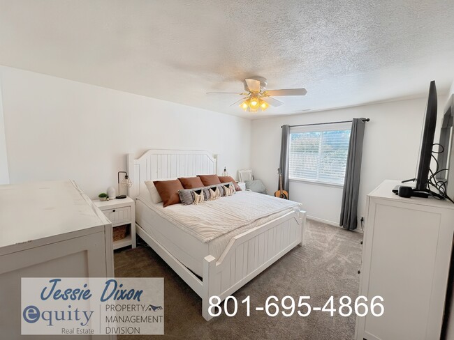 Building Photo - 1043 Sharp Mountain Dr