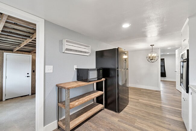 Building Photo - 480 N Rio Vista Ave