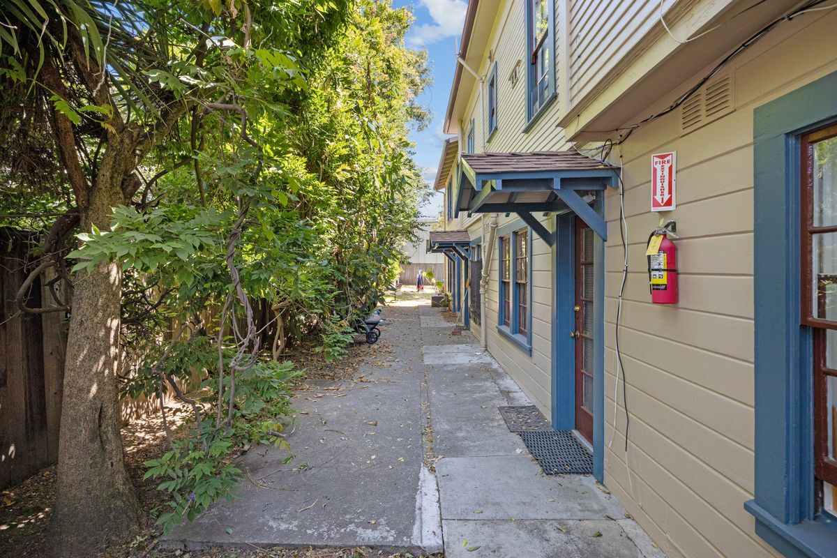 Building Photo - 1816 Carleton St