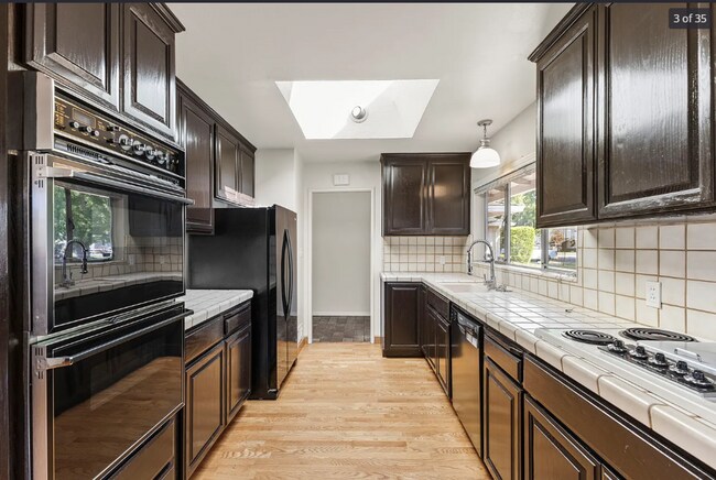 Building Photo - Light and Bright 3 Bedroom/ 2 Bath Home on...