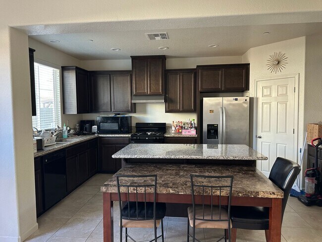 Building Photo - Beautiful Northside Los Banos Rental