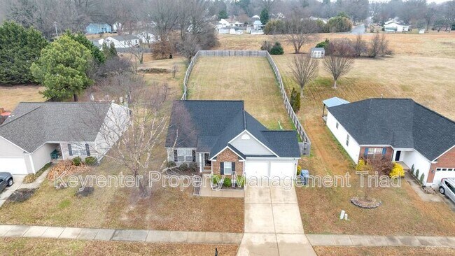 Building Photo - 540 Lake Way