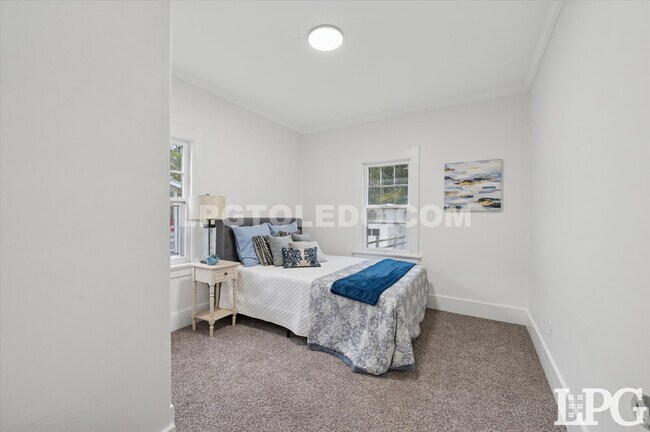 Building Photo - 1044 Hawk St