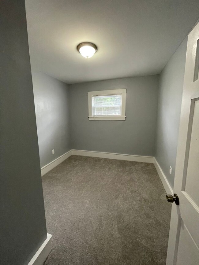 Building Photo - Second floor 4 Bedroom 1 Bathroom Two Stor...