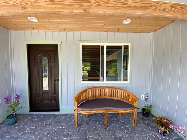 Building Photo - 3-Bed, 2-Bath Custom Furnished Home-Turn K...