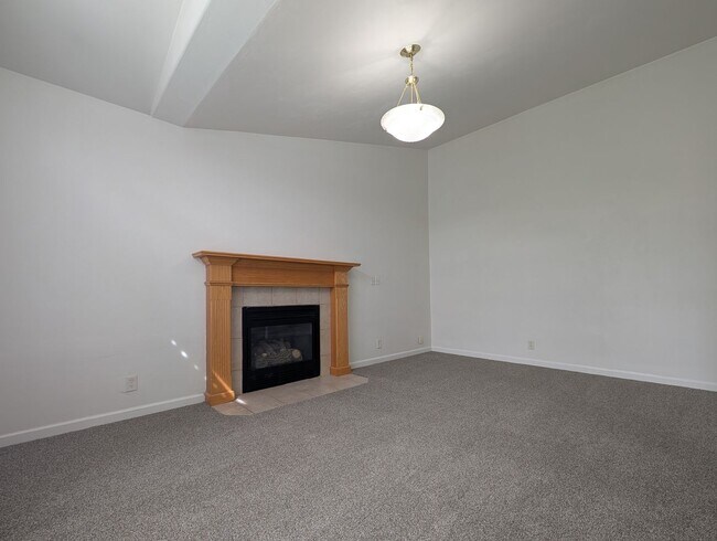 Building Photo - Great 3 Bedroom, 2-Bath Home With 2 Separate Living Rooms!