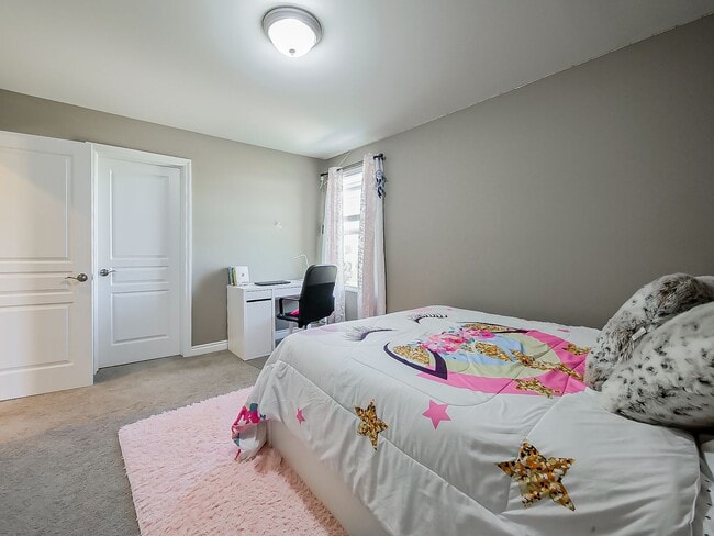 Building Photo - AVAILABLE NOW! Stunning South Lyon Home wi...