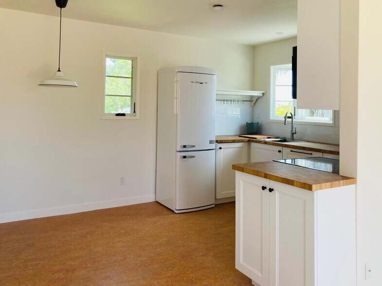 kitchen and dining area - 624 Bonair St