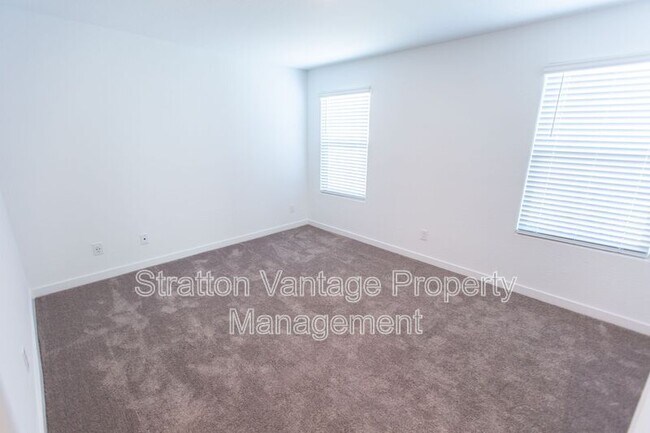 Building Photo - 305 Pinnacle Ridge Dr
