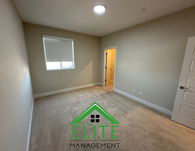 Building Photo - Charming and Spacious Home in Desirable El...