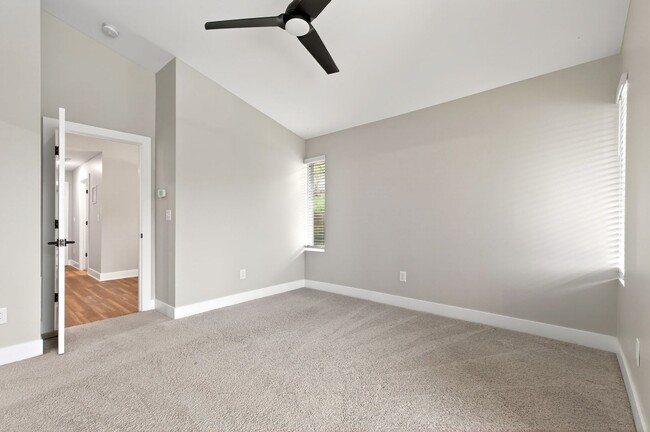 Building Photo - Modern 3BR Townhome in Millbank Village!