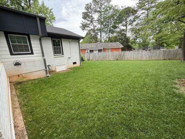 Building Photo - Beautiful Three Bedroom Home in Plaza Midwood!