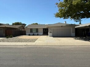 Building Photo - 1700 Briarwood Dr